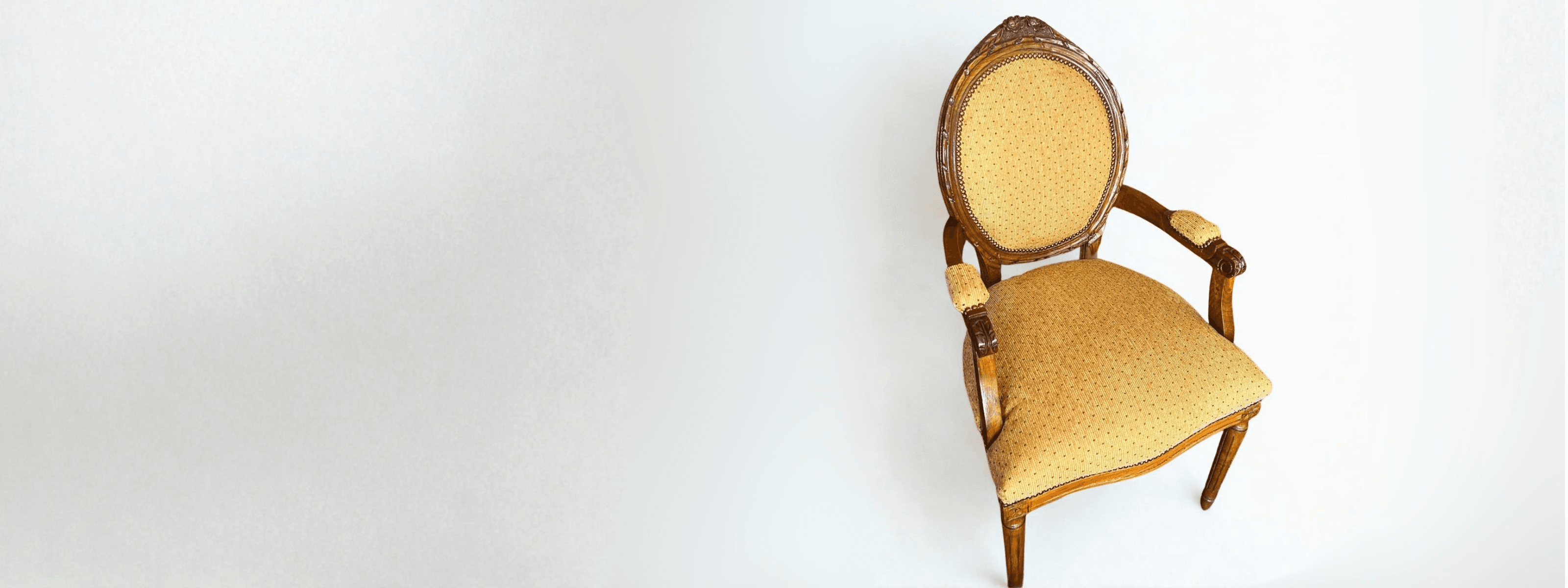 Sillón victoriano en madera tallada con tapiz dorado, trabajo de Carval Muebles