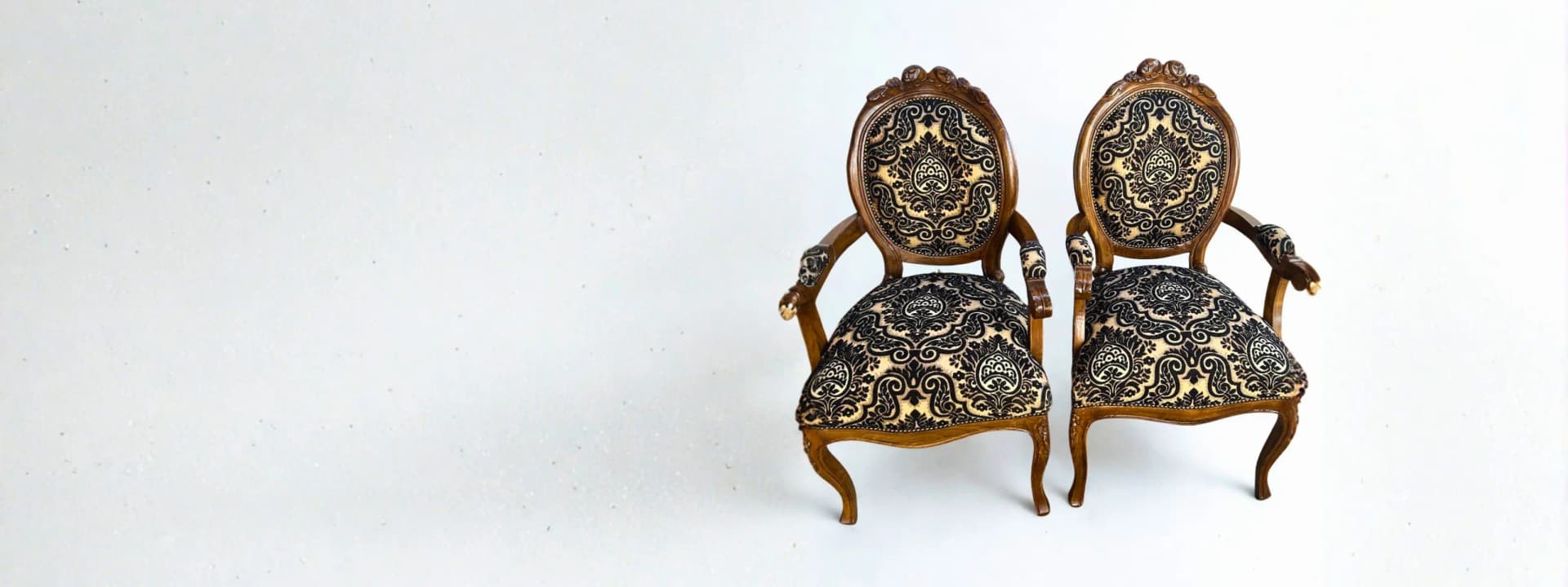 Sillas victoriano en madera tallada con tapiz blanco, trabajo de Carval Muebles