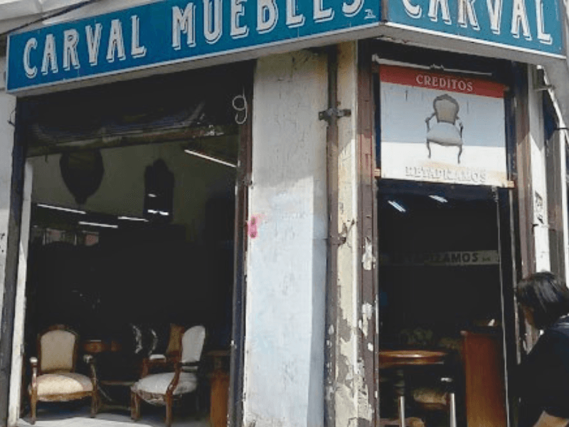 Interior del taller Carval Muebles — madera de encina lista para trabajar
