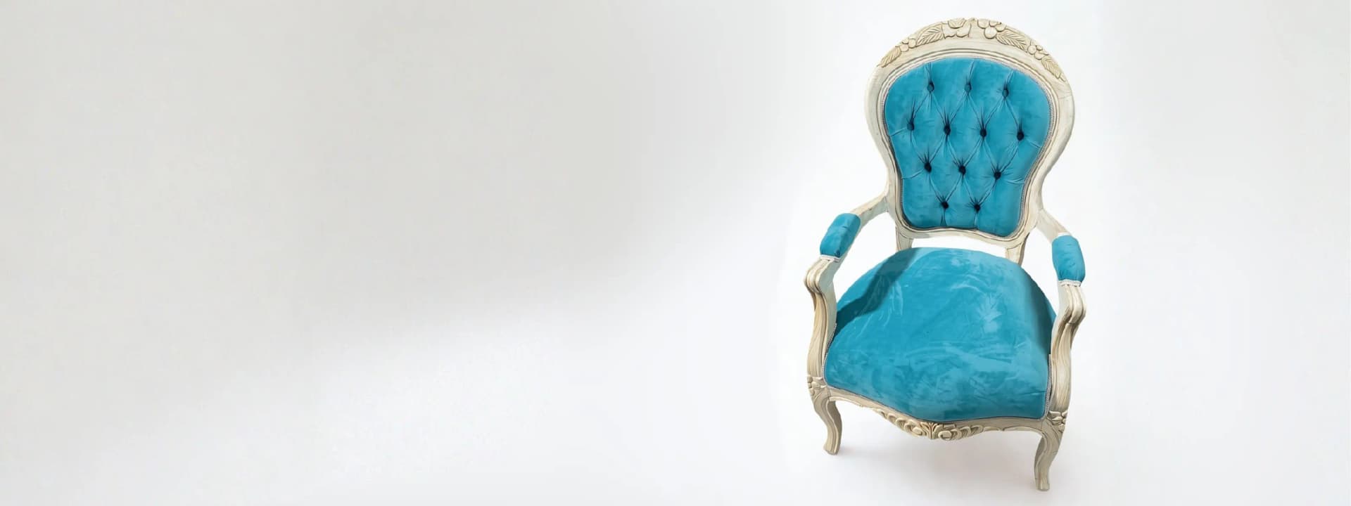 Sillón victoriano restaurado y retapizado en terciopelo verde agua por Carval Muebles