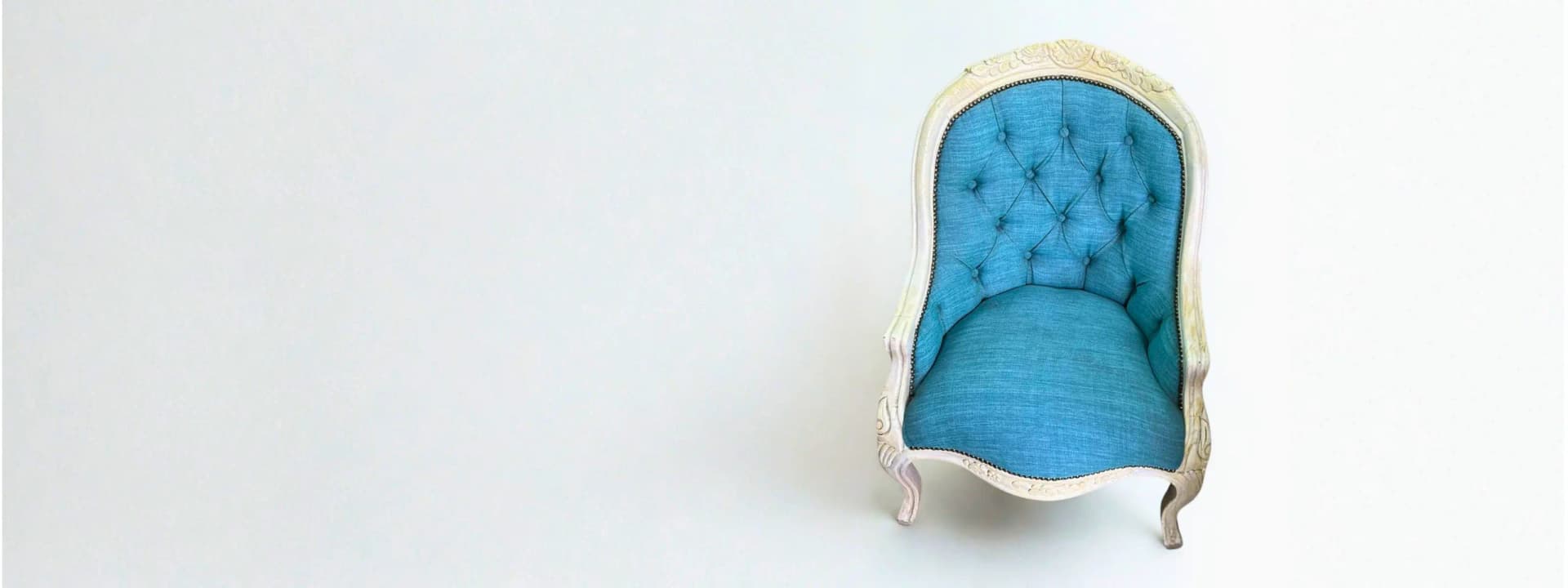 Sillón bergère tapizado en lino azul, restaurado por Carval Muebles