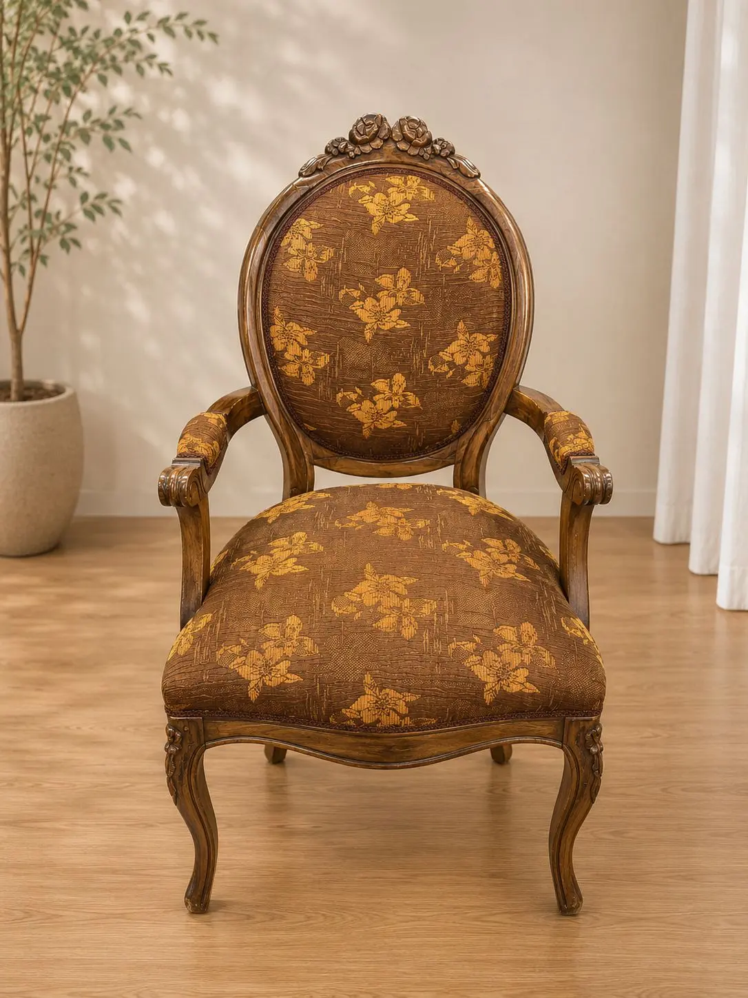 Sitial en Jacquard Floral Dorado — retapizado por Carval Muebles en Viña del Mar